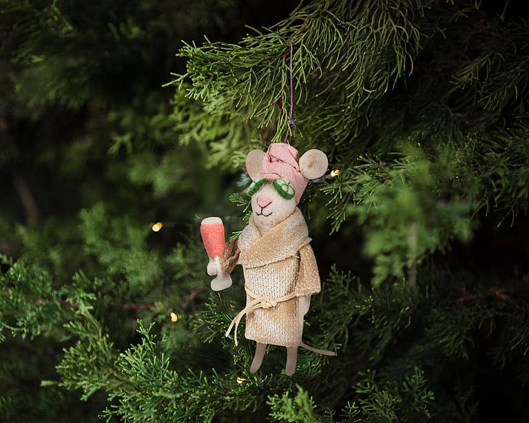 Load image into Gallery viewer, Sally Spa Mouse Ornament
