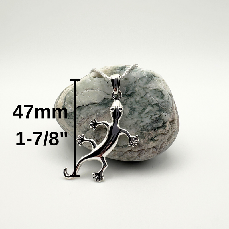 Load image into Gallery viewer, Silver lizard pendant on a rock with measurement text

