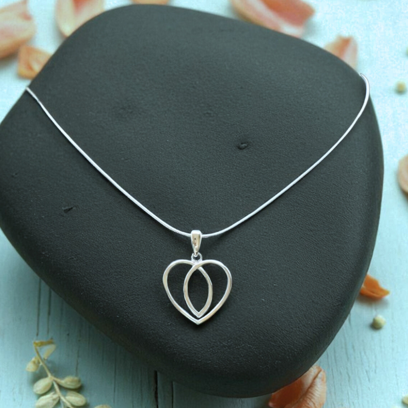 Load image into Gallery viewer, Love in Motion Necklace
