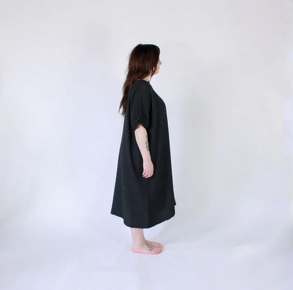 Load image into Gallery viewer, Crinkle Cotton One Size Dress in Black
