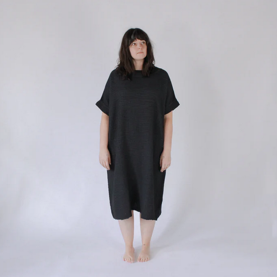 Load image into Gallery viewer, Crinkle Cotton One Size Dress in Black
