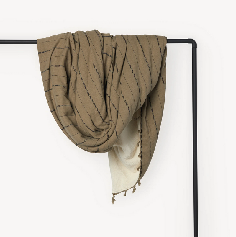 Load image into Gallery viewer, Fleece-Lined Throw in Bark
