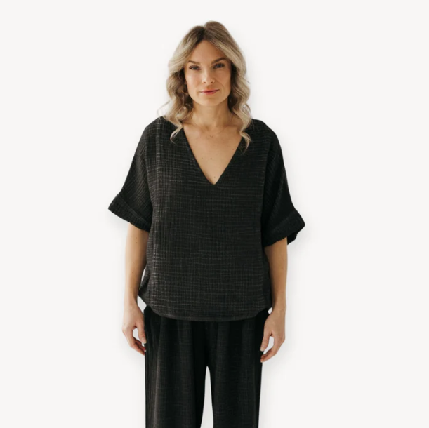 Load image into Gallery viewer, Crinkle V Neck Top in Black, One-Size
