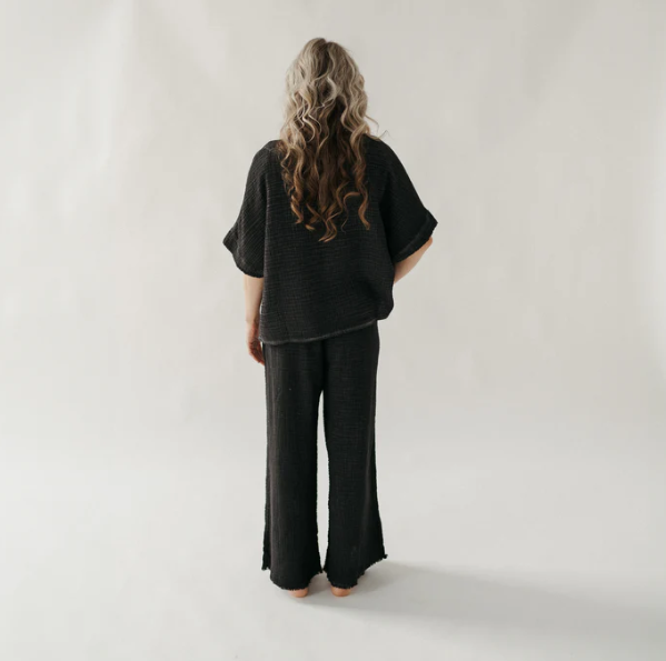 Load image into Gallery viewer, Crinkle V Neck Top in Black, One-Size
