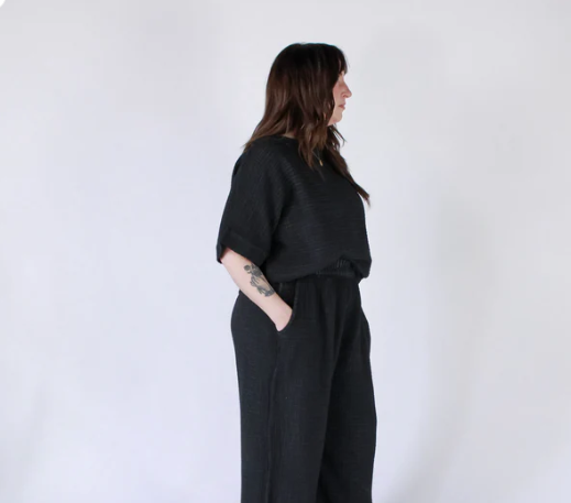 Load image into Gallery viewer, Crinkle Cotton Boat Top in Black
