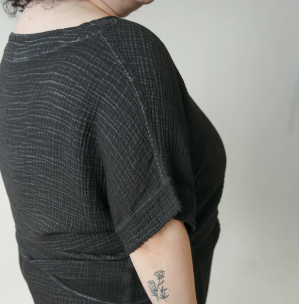 Load image into Gallery viewer, Crinkle Boat Top in Black, One Size in Plus
