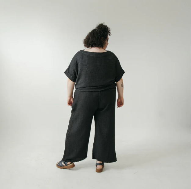 Load image into Gallery viewer, Crinkle Boat Top in Black, One Size in Plus
