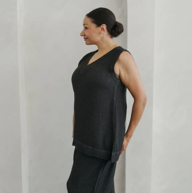 Load image into Gallery viewer, Crinkle Cotton Tunic Top in Black
