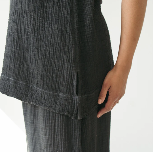 Load image into Gallery viewer, Crinkle Cotton Tunic Top in Black
