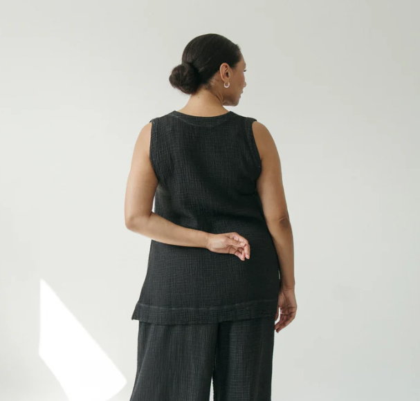Load image into Gallery viewer, Crinkle Cotton Tunic Top in Black
