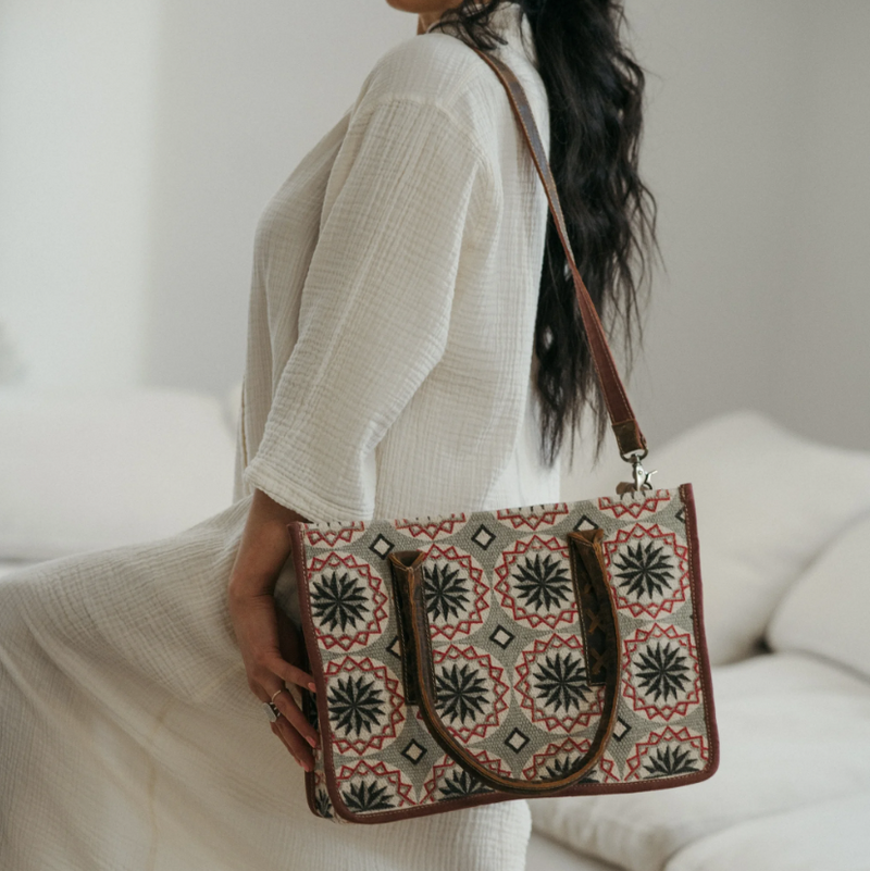 Load image into Gallery viewer, Jasmine Messenger Bag
