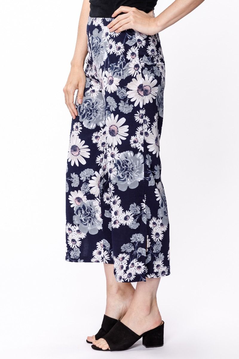 Load image into Gallery viewer, Stretch Waist Capri in Daisy
